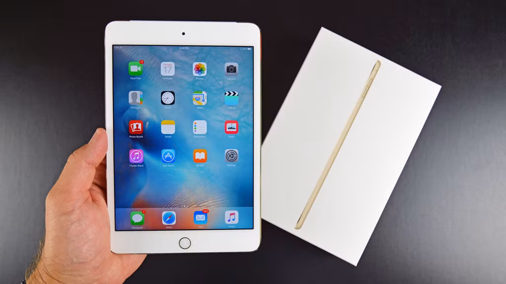 iPad mini: Với việc iPhone có kích thước màn hình ngày càng lớn, sự tồn tại của iPad mini không mang nhiều ý nghĩa. Apple có vẻ cũng nhận ra điều này khi hãng khá lười nâng cấp iPad mini so với các mẫu màn hình lớn. Hiện Apple muốn định hướng iPad như một sản phẩm thay thế laptop truyền thống. iPad mini rõ ràng không đáp ứng được tiêu chí này.