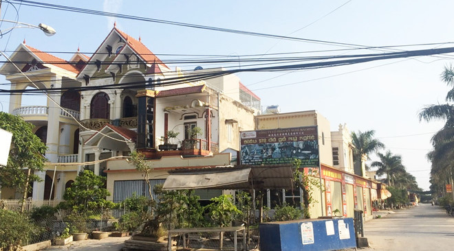 Giá đất tại đây cũng tăng cao nhờ sự phát triển của nghề gỗ. Ảnh: Thủy Tiên.