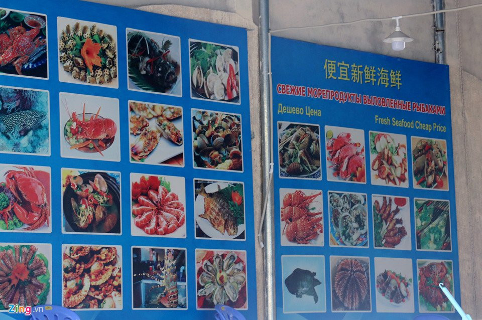 "Trên thực tế, những cửa hàng chuyên bán cho khách Trung Quốc họ không in tiếng Việt. Bởi họ nghĩ, ít tiếp khách Việt nên không cần thiết ghi. Nhiều lần kiểm tra, nhắc nhở, nhưng sau đó họ không khắc phục", cán bộ Sở Văn hóa, Thể thao tỉnh Khánh Hòa nói.