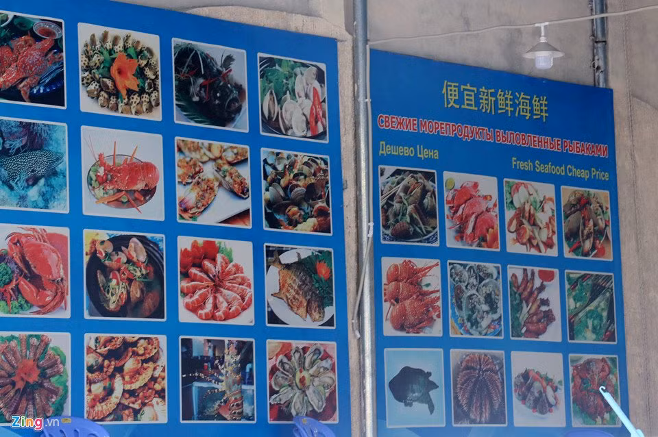 "Trên thực tế, những cửa hàng chuyên bán cho khách Trung Quốc họ không in tiếng Việt. Bởi họ nghĩ, ít tiếp khách Việt nên không cần thiết ghi. Nhiều lần kiểm tra, nhắc nhở, nhưng sau đó họ không khắc phục", cán bộ Sở Văn hóa, Thể thao tỉnh Khánh Hòa nói.