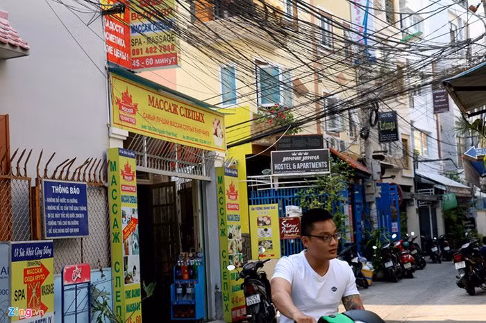 Ma trận tiếng nước ngoài trong một con hẻm trên đường Nguyễn Thiện Thuật. "Ở đây từ khách trọ, đến dịch vụ ăn uống chỉ phục vụ người nước ngoài, không có người Việt nên không cần phải ghi tiếng Việt Nam. Phiền phức mà không cần thiết", chủ một quán ăn trong hẻm 120, đường Nguyễn Thiện Thuật, chia sẻ.