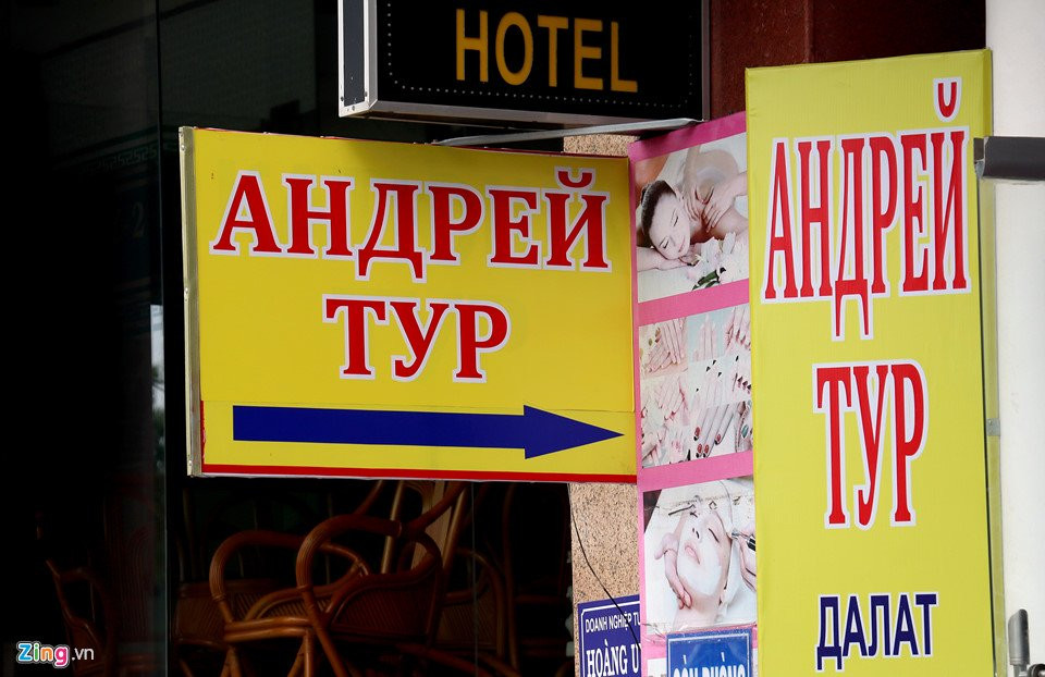 4 năm về trước, để đáp ứng nhu cầu của "làn sóng Nga" ồ ạt đến Nha Trang - Khánh Hòa, các biển hiệu được viết hoàn toàn bằng tiếng nước này.