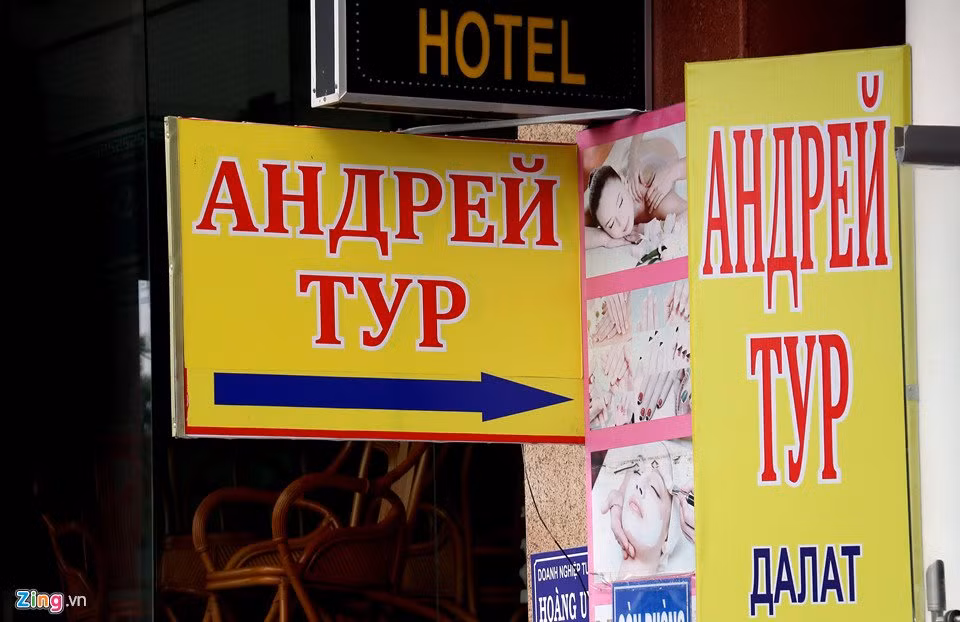 4 năm về trước, để đáp ứng nhu cầu của "làn sóng Nga" ồ ạt đến Nha Trang - Khánh Hòa, các biển hiệu được viết hoàn toàn bằng tiếng nước này.