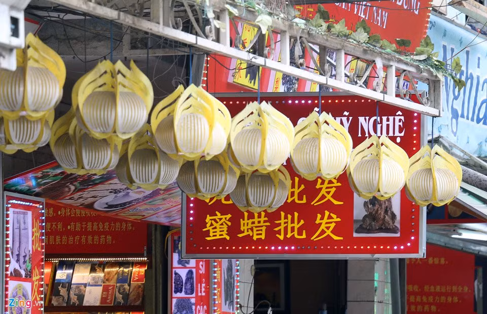 Khoảng 3 năm trở lại đây, khách Trung Quốc đến Nha Trang tăng đột biến. Từ đó, các của hàng, dịch vụ được mở ra, biển hiệu bằng tiếng Trung Quốc bắt đầu "chiếm ưu thế" so với tiếng Nga.