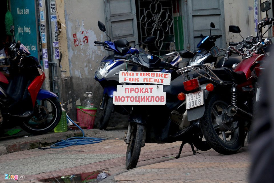 Dịch vụ cho thuê xe máy được ghi bằng tiếng Nga.