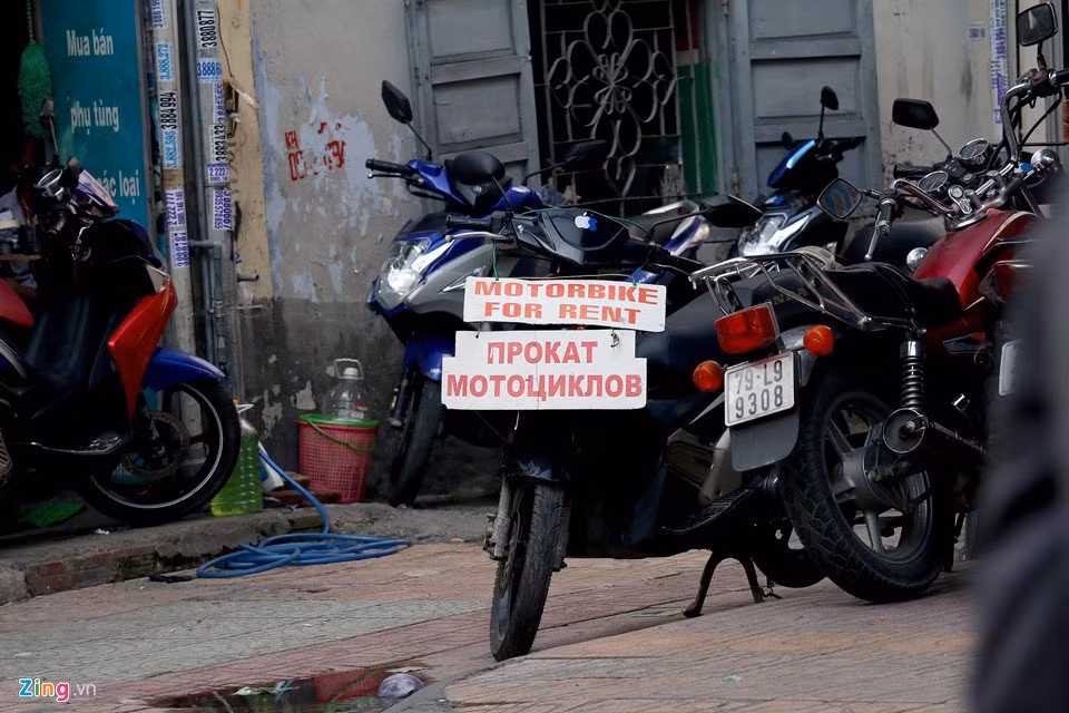 Dịch vụ cho thuê xe máy được ghi bằng tiếng Nga.