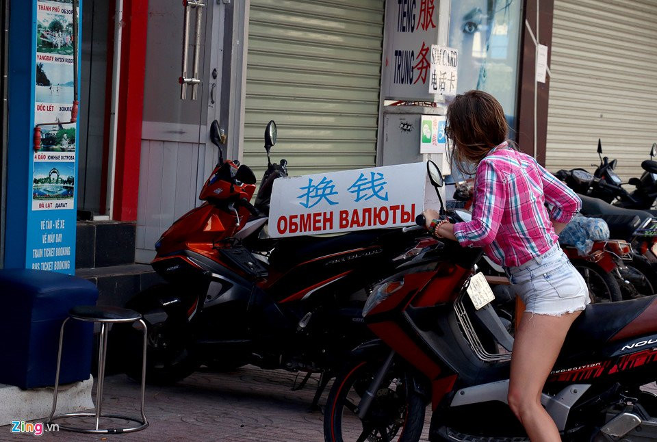 "Sắp tới sở sẽ đưa tiêu chí thi đua xét công nhận hộ gia đình văn hóa, tổ dân phố văn hóa việc chấp hành quy định về viết đặt tên biển hiệu, bảng quảng cáo", ông Nguyễn Khắc Hà, Giám đốc Sở Văn hóa, Thể thao tỉnh Khánh Hòa, nói.