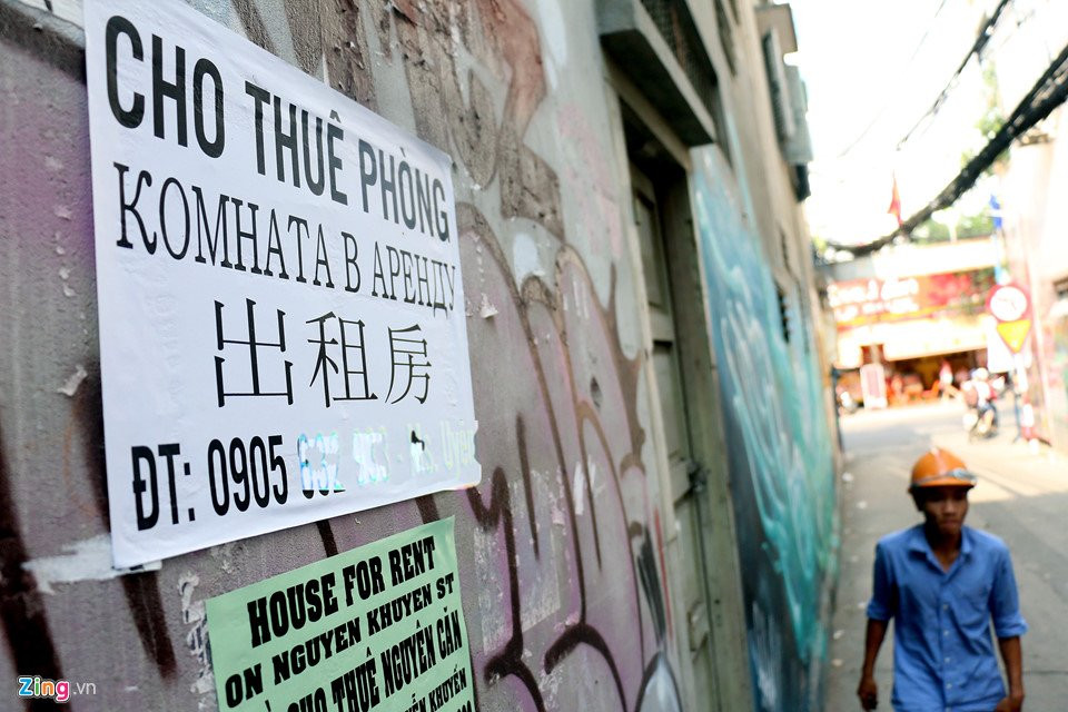 "Nhu cầu người Trung Quốc thuê phòng trọ rất lớn. Tôi mới xây một dãy 30 phòng trọ, vừa xong thì có người Trung Quốc đến thuê thời hạn 6 tháng, trả tiền một lần. Không biết họ làm gì, nhưng rất kín tiếng, ít giao tiếp với người lạ lắm", ông Bình, chủ một khu trọ ở phường Phước Long (TP Nha Trang) cho biết.