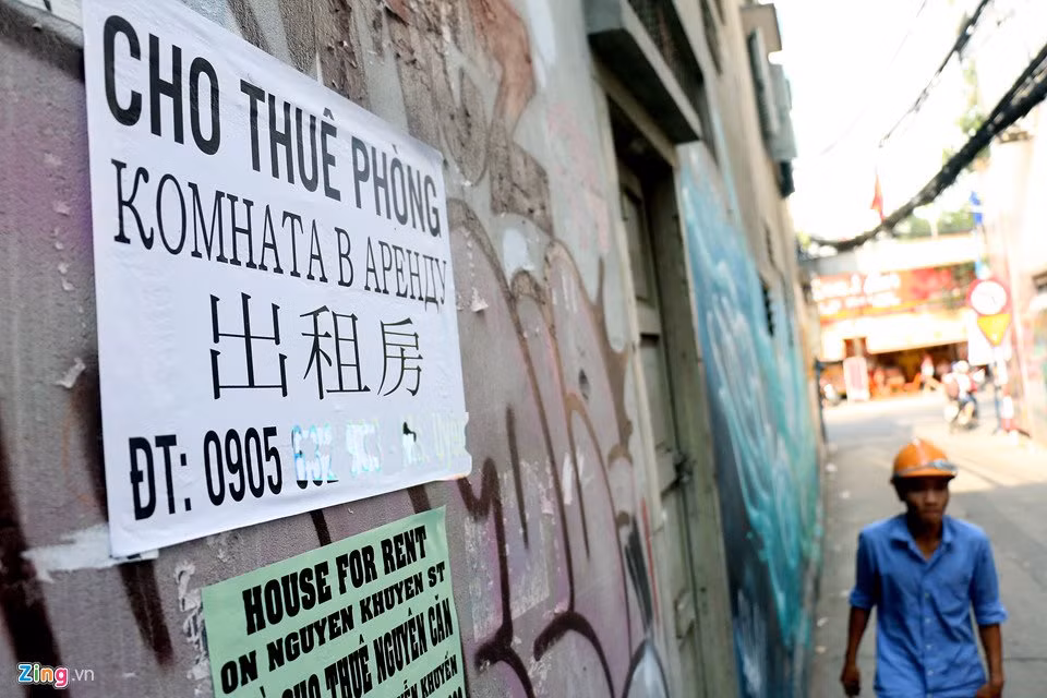 "Nhu cầu người Trung Quốc thuê phòng trọ rất lớn. Tôi mới xây một dãy 30 phòng trọ, vừa xong thì có người Trung Quốc đến thuê thời hạn 6 tháng, trả tiền một lần. Không biết họ làm gì, nhưng rất kín tiếng, ít giao tiếp với người lạ lắm", ông Bình, chủ một khu trọ ở phường Phước Long (TP Nha Trang) cho biết.