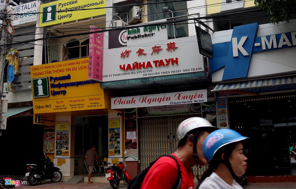 Một số cửa hàng chọn cách vừa phục vu khách Nga, vừa khách Trung Quốc nên biển hiệu được ghi 2 thứ tiếng. Tuy nhiên, những cửa hàng như thế này chỉ xuất hiện ở trung tâm thành phố, nơi tập trung phục vụ 2 dòng khách nói trên.