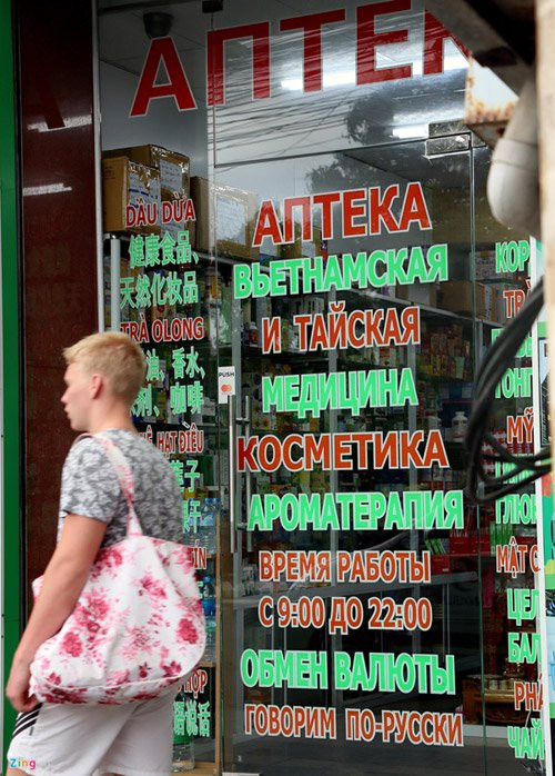 Những cửa hàng có biển được ghi chi chít bằng tiếng nước ngoài như thế này tràn ngập ở Nha Trang. "Ở Sài Gòn cũng có phố Tây, nhưng biển hiệu tiếng nước ngoài không nhiều như ở đây. Mỗi lần ra Nha Trang du lịch mà cứ ngỡ như đang ờ phố Tàu, phố Nga. Rất buồn", anh Nguyễn Mạnh Hùng, du khách ở TP.HCM nói.