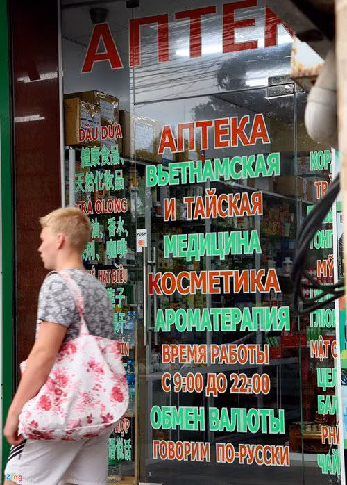 Những cửa hàng có biển được ghi chi chít bằng tiếng nước ngoài như thế này tràn ngập ở Nha Trang. "Ở Sài Gòn cũng có phố Tây, nhưng biển hiệu tiếng nước ngoài không nhiều như ở đây. Mỗi lần ra Nha Trang du lịch mà cứ ngỡ như đang ờ phố Tàu, phố Nga. Rất buồn", anh Nguyễn Mạnh Hùng, du khách ở TP.HCM nói.