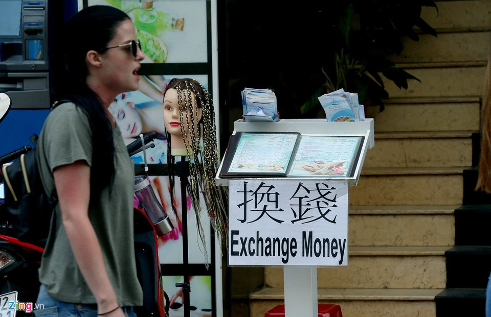 Theo một cán bộ Sở Văn hóa, Thể thao tỉnh Khánh Hòa, đơn vị này có kiểm tra thường xuyên, nhưng khi đi đến nơi, những tờ rơi, biển hiểu tạm thời bị cất đi nên rất khó xử lý.