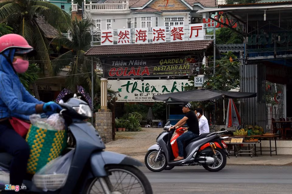 Còn ở ngoại thành hoặc xa trung tâm, do chỉ phục vụ khách Trung Quốc, các nhà hàng, quán ăn ghi biển hiệu chủ yếu bằng tiếng Tàu. Trong ảnh là một nhà hàng trên đường Phạm Văn Đồng (TP Nha Trang).