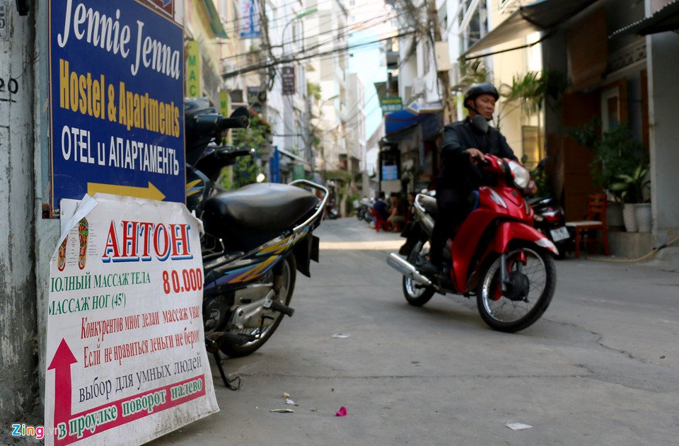 Các biển như thế này được dựng, dán ở khắp các con hẻm ở khu phố Tây Nha Trang. Dù rất mất ỹ quan, tuy nhiên khồng hề có sự kiểm tra, cũng như nhắc nhở của phường, thành phố hoặc cơ quan quản lý văn hóa cấp tỉnh ở Khánh Hòa.