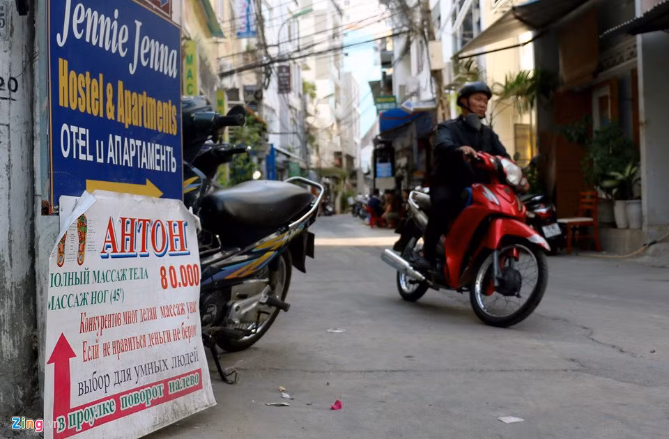 Các biển như thế này được dựng, dán ở khắp các con hẻm ở khu phố Tây Nha Trang. Dù rất mất ỹ quan, tuy nhiên khồng hề có sự kiểm tra, cũng như nhắc nhở của phường, thành phố hoặc cơ quan quản lý văn hóa cấp tỉnh ở Khánh Hòa.