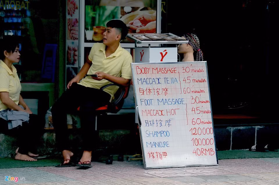 Một cửa hàng trên đường Nguyễn Thiện Thuật (TP Nha Trang) giới thiệu dịch vụ của cửa hàng hoàn toàn không có tiếng Việt, chỉ có tiếng Trung Quốc và Nga.