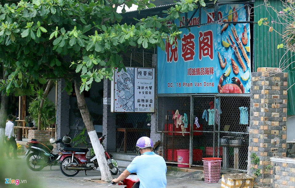 Theo luật Quảng cáo, biển hiệu phải viết bằng tiếng Việt; trường hợp muốn thể hiện tên viết tắt, tên giao dịch quốc tế, tên, chữ nước ngoài phải ghi ở phía dưới, kích thước nhỏ hơn tiếng Việt.