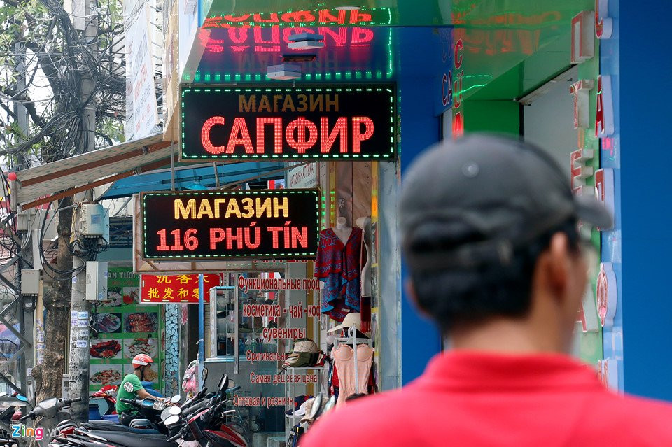 Với những du khách lần đầu đến Nha Trang sẽ rất ngạc nhiên bởi dọc các con phố, biển hiệu toàn bằng tiếng nước ngoài, từ nhà hàng, khách sạn, quán ăn, dịch vụ chăm sóc sức khỏe, đến tờ rơi quảng cáo.