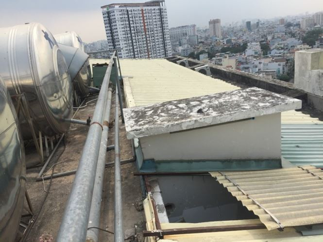 Khi xảy ra cháy, những cư dân sống tầng cao phải chui lên mái nhà thế này để thoát hiểm.