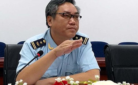 Ông Lê Nam Phong trao đổi với báo chí.