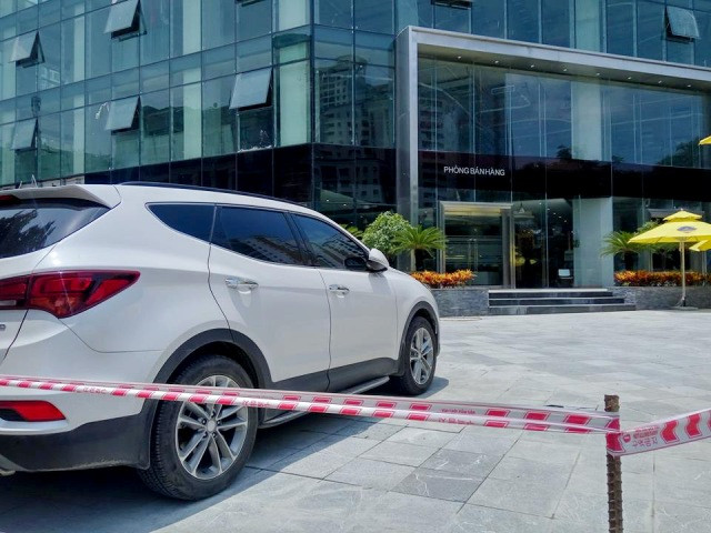 Hàng rào ngăn cách phạm vi công trường và vỉa hè được tháo bỏ, xe ô tô được xếp trong công trường...