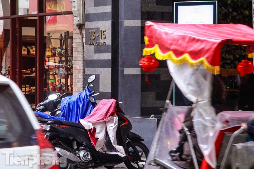 Cũng theo cử tri Đỗ Tiến Thức phản ánh tồn tại thế lực đứng đằng sau các công trình vượt tầng. “Một người có thế lực mua đươc 2 số nhà 13 - 15 Nhà Chung, có giấy phép xây 6 tầng, nhưng khi làm xong họ lại xây thêm 3 tầng nữa. Phường kiểm tra thì họ nói sắp có giấy phép xây thêm 3 tầng. Nhà số 17 ở gần đó do sụt lún phải chuyển đi, chủ mới đến lại xin được giấy phép xây dựng thành 9 tầng", cử tri Thức cho biết.