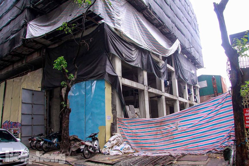 Đại diện cử tri phường Hàng Trống đề nghị thành phố thông tin rõ khu vực trên có được phép xây dựng sáu tầng hay không và nếu được phép. "Xin thành phố rút lại bởi đường phố chỉ rộng 12 m mà hai bên nhà cao 30 m thì thở làm sao được", cử tri Thức bức xúc.