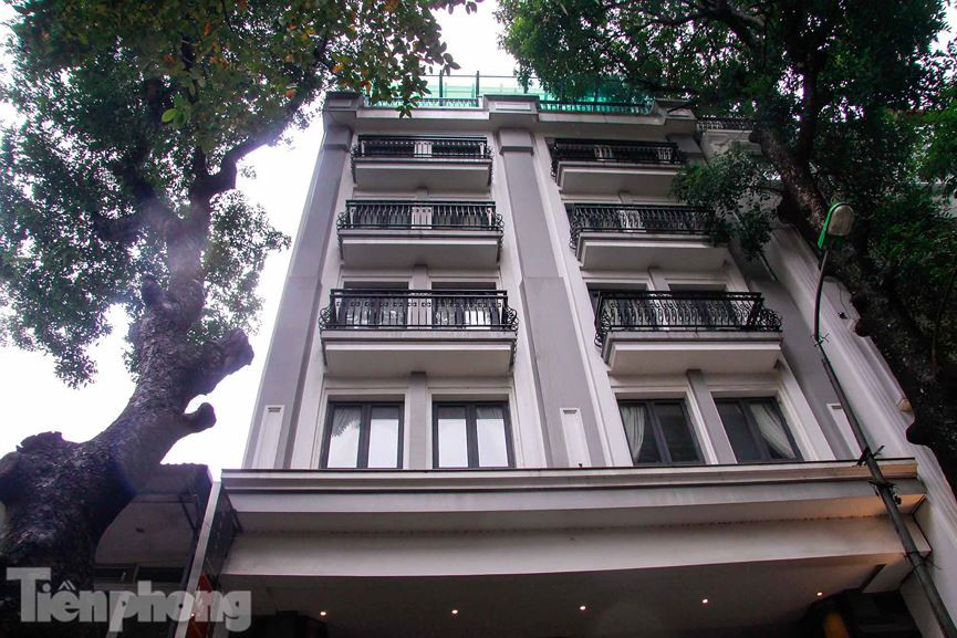 Cũng theo Chủ tịch thành phố, Thành uỷ đã chỉ đạo quận uỷ Hoàn Kiếm kiểm điểm sâu, làm rõ trách nhiệm tập thể, cá nhân lãnh đạo quận cũng như lãnh đạo các phường về quản lý trật tự xây dựng trong 1, 2 năm vừa qua. Đề nghị đồng chí bí thư, chủ tịch quận Hoàn Kiếm đẩy nhanh tiến độ xử lý đối với những công trình vi phạm xây vượt tầng được nêu trên và sớm công khai kết quả.