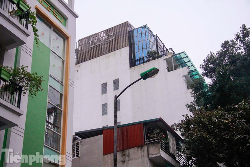 Trả lời cử tri, Chủ tịch UBND TP Nguyễn Đức Chung cho biết, theo quy chế xây dựng khu phố cũ, phố cổ, Nhà Chung được phép xây dựng nhà 6 tầng. Tuy nhiên công trình số 13, 15 Nhà Chung đã xây 7 tầng (6 tầng với 1 tum), không đúng giấy phép. Với công trình tại số nhà 26, 28, 30 xây 9 tầng là sai. "Thành uỷ đã có văn bản chỉ đạo, quận đã ra quyết định và sẽ cưỡng chế trong những ngày tới", Chủ tịch Hà Nội nói.