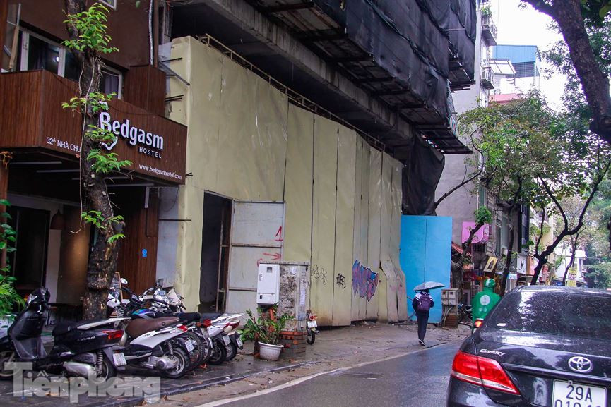 Tại buổi tiếp xúc cử tri chiều 11/12 của Chủ tịch UBND thành phố Hà Nội Nguyễn Đức Chung, cử tri Đỗ Tiến Thức (phường Hàng Trống, quận Hoàn Kiếm) đã nêu bức xúc xung quanh sự tồn tại của các công trình cao ốc vượt tầng ở các số nhà 13 - 15 và 26 - 28 - 30 trên phố Nhà Chung.