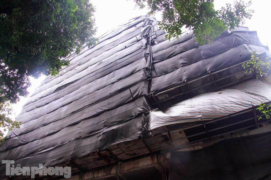 Cử tri Thức phản ánh: "Có chủ khác đến mua liền 3 nhà 26 - 28 - 30 Nhà Chung và có giấy phép xây 6 tầng, nhưng đã xây lên tầng thứ 9, mà ông Thức cho rằng "chắc là họ (chủ đầu tư) sẽ có giấy phép hoặc mồm phép”.