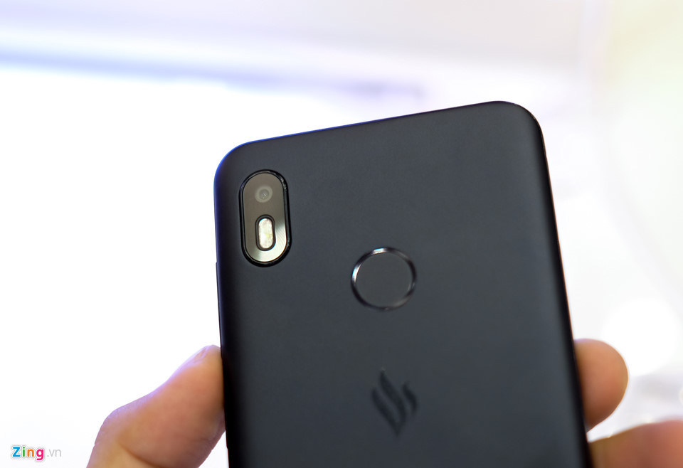 Mặt lưng được trang bị cụm camera đơn 13 MP và đèn flash đặt dọc. Cách thiết kế này cho cái nhìn ban đầu khá giống các smartphone sử dụng camera kép. Bên cạnh đó, máy trang bị cảm biến vân tay.