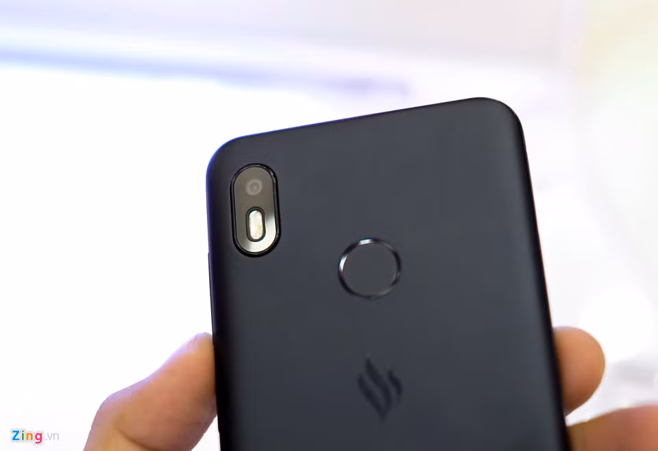 Mặt lưng được trang bị cụm camera đơn 13 MP và đèn flash đặt dọc. Cách thiết kế này cho cái nhìn ban đầu khá giống các smartphone sử dụng camera kép. Bên cạnh đó, máy trang bị cảm biến vân tay.