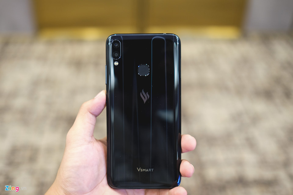 Mặt lưng của máy trang bị cụm camera kép 13+2 MP với ống kính phụ hỗ trợ xóa phông. Đây là cấu hình camera thường gặp ở các smartphone hai ống kính tầm giá dưới 5 triệu đồng. Ngoài ra, Joy 1+ được trang bị con chip Snapdragon 430, RAM 3 GB, bộ nhớ trong 32 GB. Cấu hình này thấp hơn Joy 1, bù lại máy trang bị viên pin dung lượng cao, 4.000 mAh.