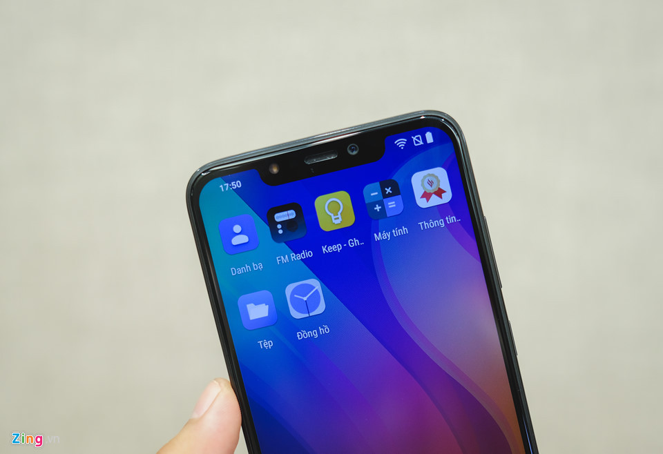 Mặt trước được trang bị camera 16 MP cùng đèn LED trợ sáng cho khả năng chụp ảnh selfie khá. Tuy vậy, thuật toán làm đẹp của máy vẫn cần được cải thiện hơn.