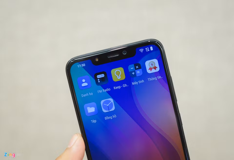 Mặt trước được trang bị camera 16 MP cùng đèn LED trợ sáng cho khả năng chụp ảnh selfie khá. Tuy vậy, thuật toán làm đẹp của máy vẫn cần được cải thiện hơn.