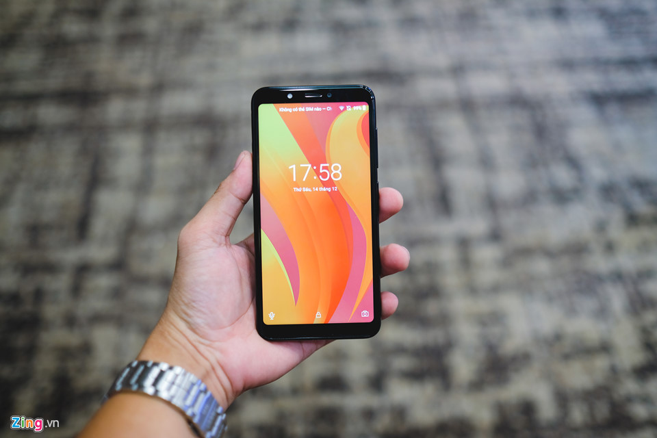 Ở mặt trước, Joy 1 trang bị màn hình IPS 5,5 inch, độ phân giải HD 720p với viền màn hình khá dày. Màn hình này cho khả năng hiển thị ở mức khá, không quá nét, màu sắc không rực rỡ. Tuy vậy, với thông số này Joy 1 vẫn dễ cạnh tranh với các smartphone khác trong tầm giá 2,5 triệu đồng.