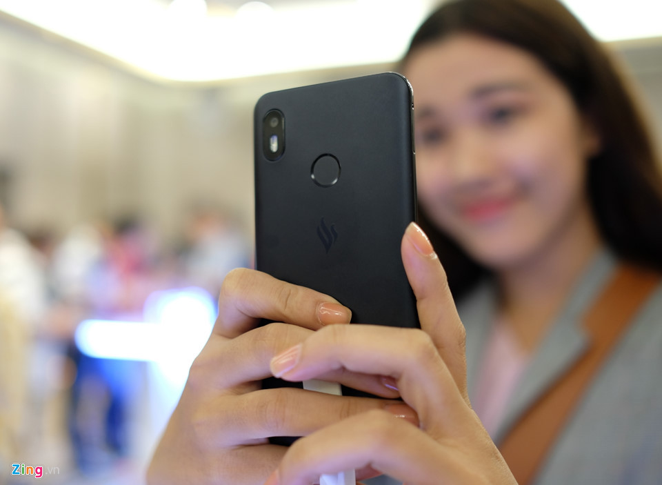 Tuy Joy 1 chỉ được trang bị camera trước độ phân giải 5 MP, khá khó để cho ra những bức ảnh selfie đẹp nhưng bù lại máy tích hợp đèn LED trợ sáng phía trước. Điều này giúp máy có khả năng chụp selfie trong tối. Ngoài ra, Vsmart Joy 1 được trang bị cấu hình phổ thông gồm chip Snapdragon 435, RAM 3 GB, bộ nhớ trong 32 GB cùng viên pin dung lượng 3.000 mAh.