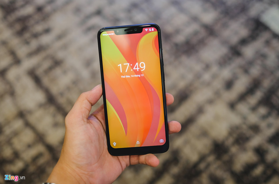 Ngoài vẻ bóng bẩy hơn hơn Joy 1, phiên bản 1+ có màn hình lớn kích thước 6,2 inch với thiết kế khuyết đỉnh. Màn hình này có độ phân giải HD 720p cho khả năng hiển thị tương tự Joy 1.