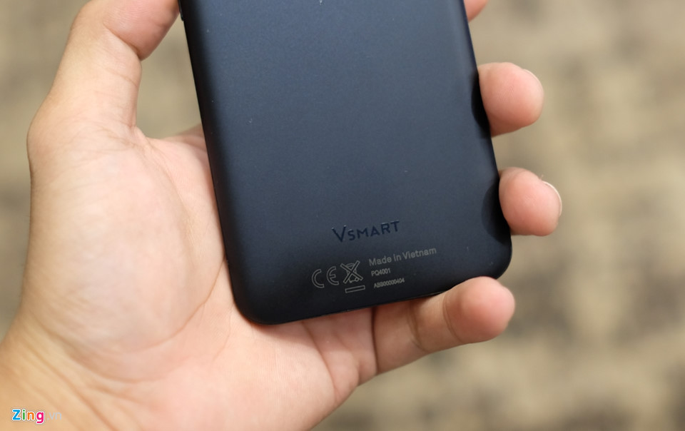 Một điều khá lạ, Joy 1+ có giá bán cao hơn nhưng trang bị cổng Micro USB, trong khi Joy 1 lại trang bị USB Type-C, chuẩn kết nối mới và nhanh hơn.