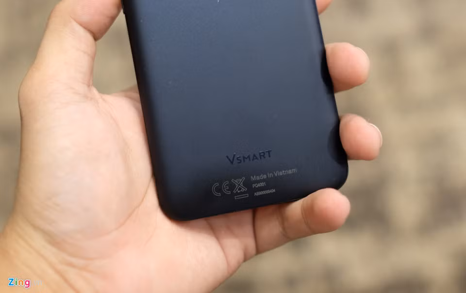 Một điều khá lạ, Joy 1+ có giá bán cao hơn nhưng trang bị cổng Micro USB, trong khi Joy 1 lại trang bị USB Type-C, chuẩn kết nối mới và nhanh hơn.