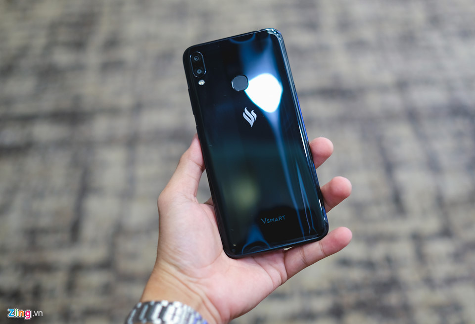 Sản phẩm thứ hai thuộc dòng smartphone phổ thông của Vinsmart là Joy 1+. Khác với Joy 1 làm từ nhựa mờ, Joy 1+ được trang bị mặt lưng nhựa giả kính.