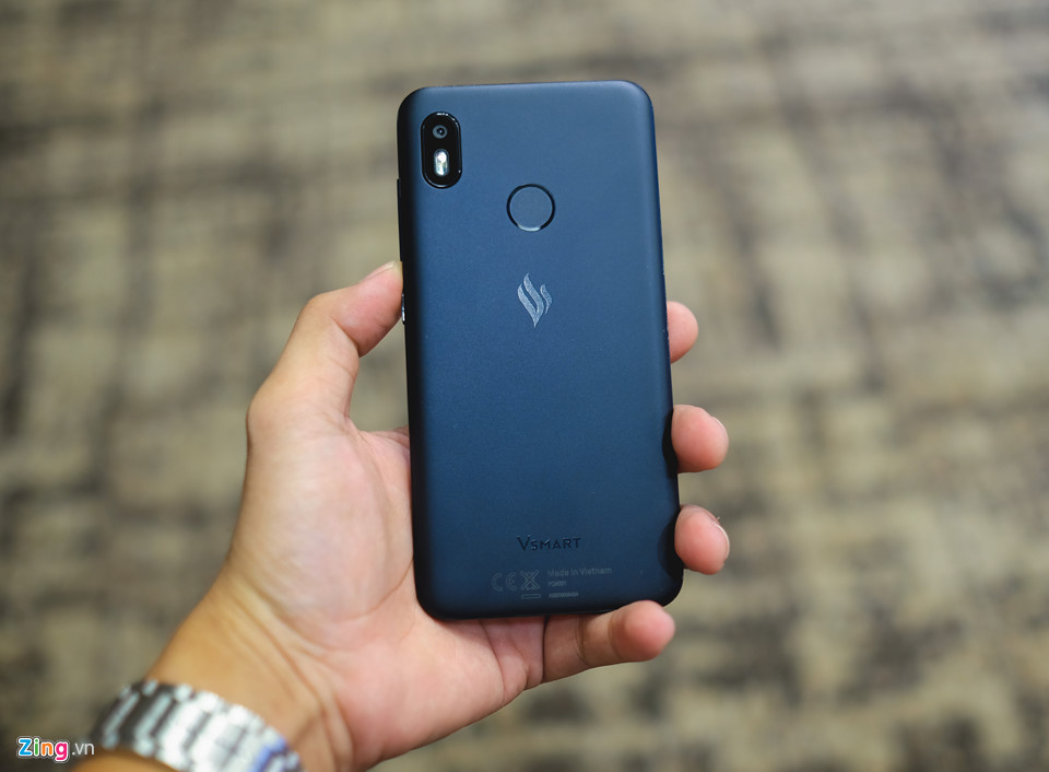 Trong 4 sản phẩm được Vsmart ra mắt, Joy 1 là sản phẩm có mức giá rẻ nhất. Tuy vậy, máy có chất lượng gia công khá ổn. Mặt lưng được làm từ nhựa để cắt giảm chi phí. Bù lại, chất liệu mặt sau của máy được sơn đen mờ tạo cảm giác chắc chắn.