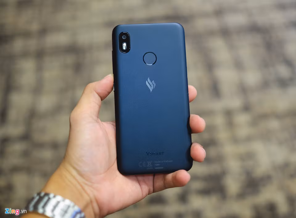 Trong 4 sản phẩm được Vsmart ra mắt, Joy 1 là sản phẩm có mức giá rẻ nhất. Tuy vậy, máy có chất lượng gia công khá ổn. Mặt lưng được làm từ nhựa để cắt giảm chi phí. Bù lại, chất liệu mặt sau của máy được sơn đen mờ tạo cảm giác chắc chắn.