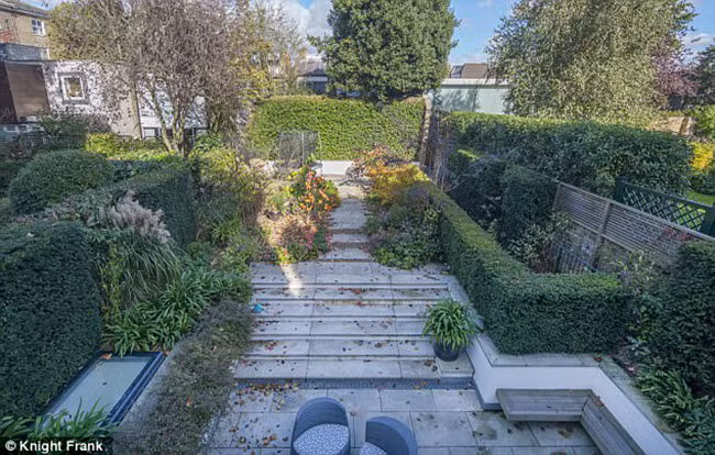 Khu vườn rộng phủ đầy cây xanh