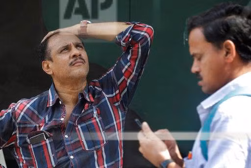 Khuôn mặt hoang mang của nhà đầu tư bên ngoài sàn chứng khoán Bombay Stock Exchange tại Mumbai, Ấn Độ.