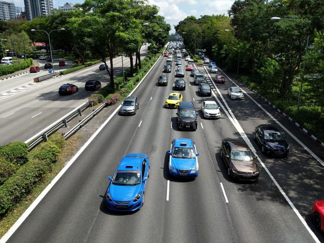 Grab chính thức thâu tóm Uber tại Đông Nam Á - Ảnh chụp trên đường cao tốc Singapore. Ảnh: Lê Nam.