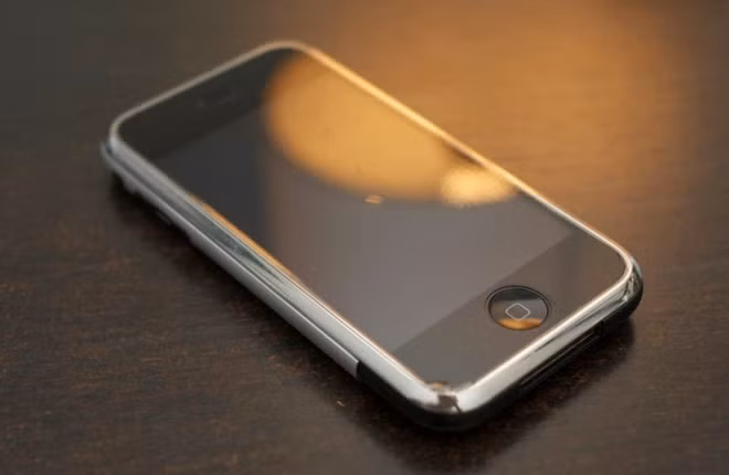 iPhone 2 vẫn được bày bán với mức giá xấp xỉ 500 USD trên eBay.