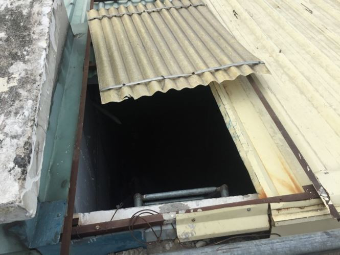 Bị chiếm dụng, cư dân phải đục tôn để làm lối thoát hiểm khi xảy ra cháy nổ.